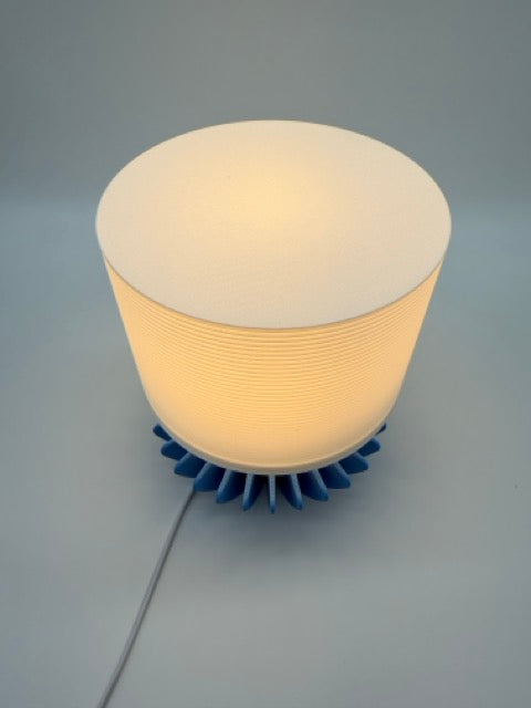 Modern Table Lamp 'Geo' with Blue Geometric Base and White Ribbed Shade – Atmospheric Lighting