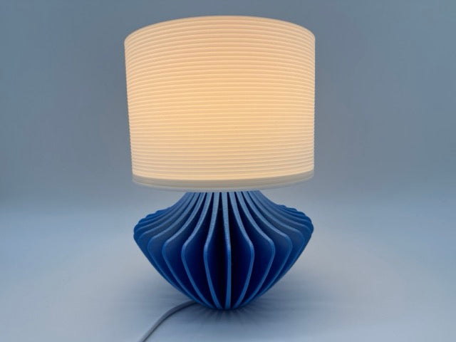 Modern Table Lamp 'Geo' with Blue Geometric Base and White Ribbed Shade – Atmospheric Lighting