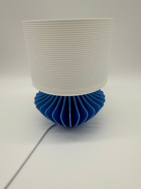 Modern Table Lamp 'Geo' with Blue Geometric Base and White Ribbed Shade – Atmospheric Lighting