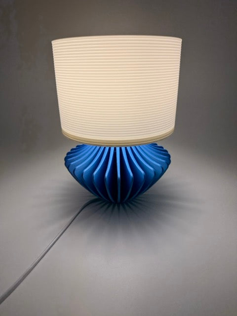 Moderne Tafellamp 'Geo' met Blauwe Geometrische Voet en Witte Geribbelde Kap – Sfeervolle Verlichting