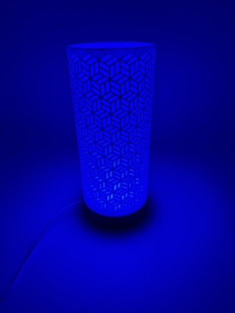 'Dia' table lamp with geometrically cut cylinder shade and sleek base – Modern mood lighting