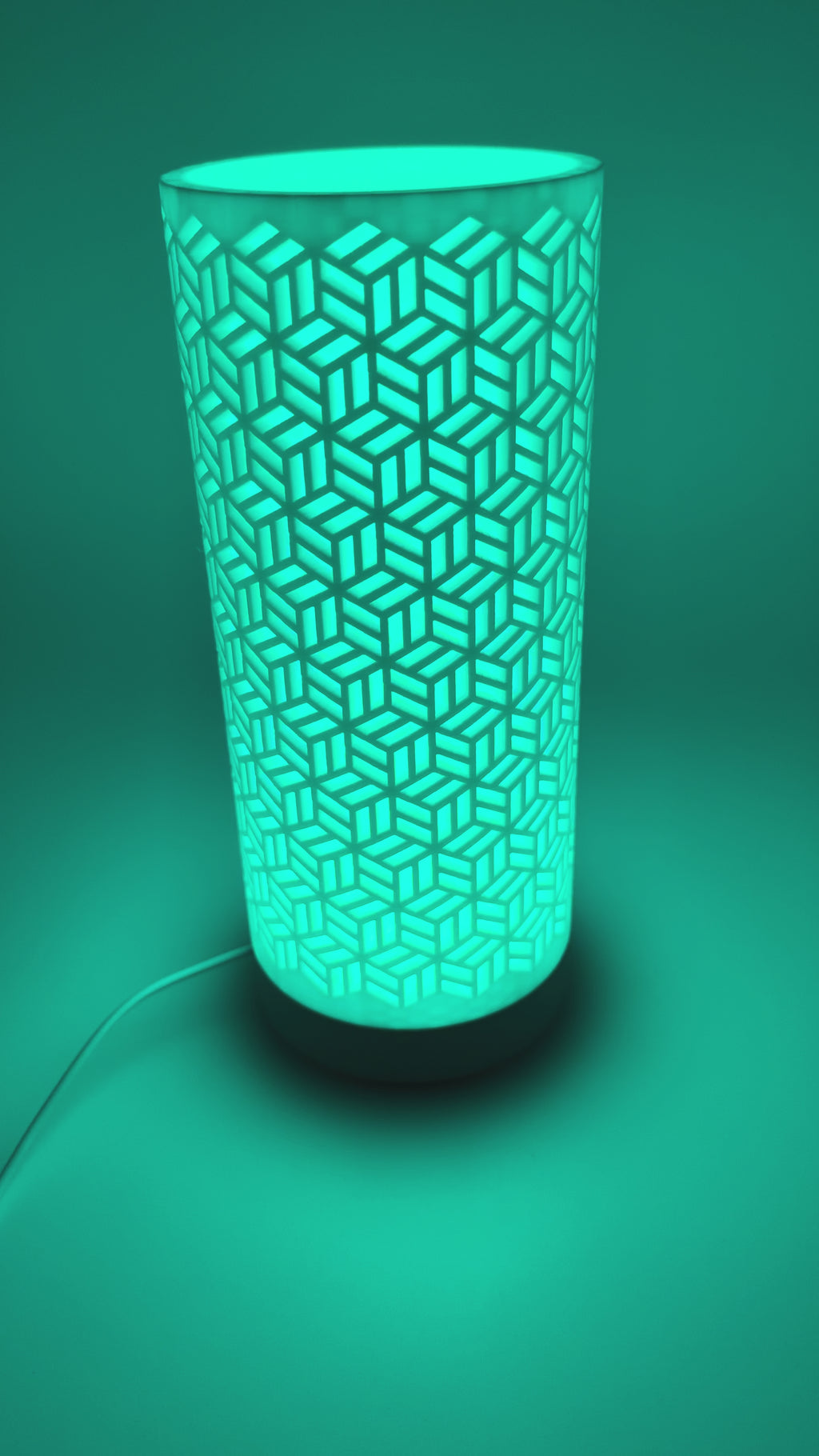 'Dia' table lamp with geometrically cut cylinder shade and sleek base – Modern mood lighting