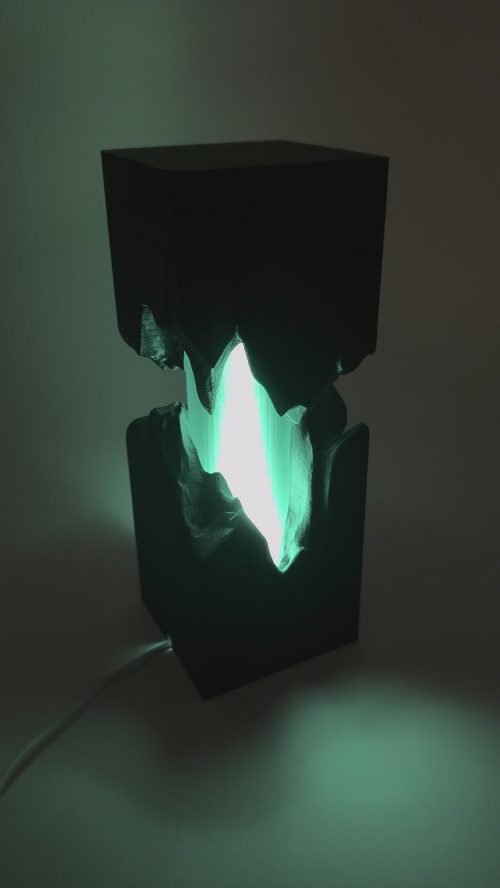 Design Tafellamp 'Split' met Gespleten Zwart Design en Kleurenwissel – Sfeerlamp met Afstandsbediening